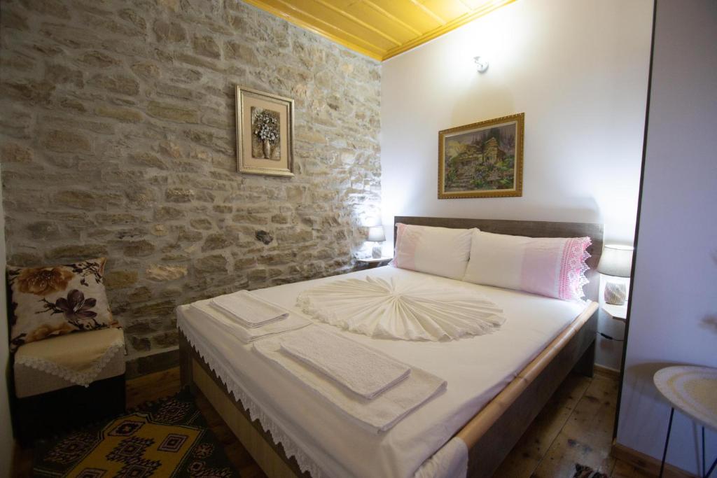Postel nebo postele na pokoji v ubytování The Mosaic House - Shtepia me Mozaik