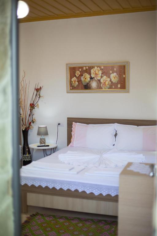 Postel nebo postele na pokoji v ubytování The Mosaic House - Shtepia me Mozaik