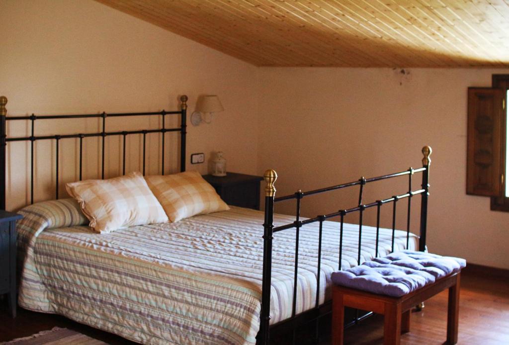Een bed of bedden in een kamer bij El Celler de la Guàrdia