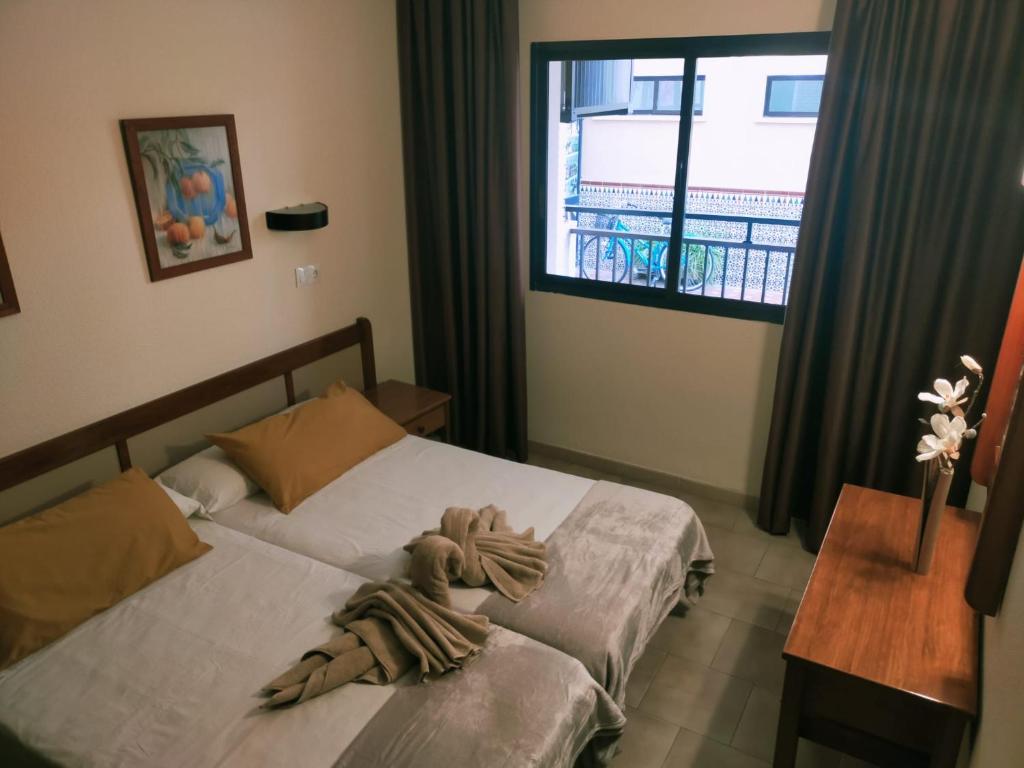 ein Schlafzimmer mit einem Bett mit Bananen drauf in der Unterkunft PISO MACARENA RONDA 4 LOS BOLICHES in Fuengirola