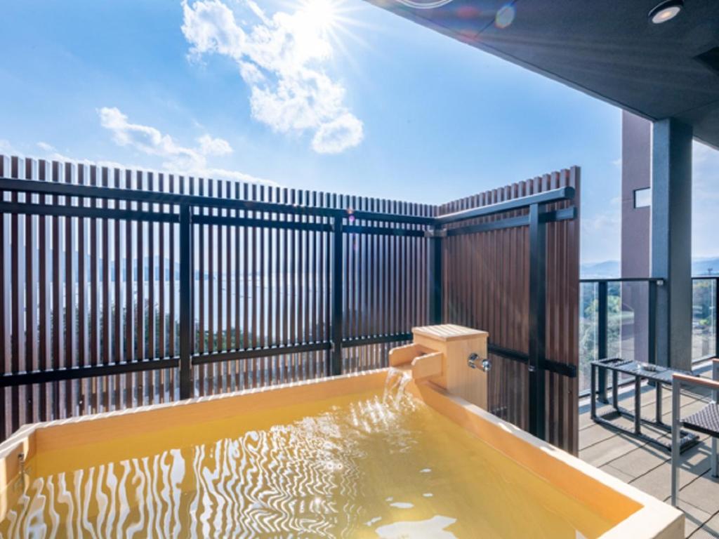 Bazén v ubytování LiVEMAX RESORT Miyahama Ocean View nebo v jeho okolí