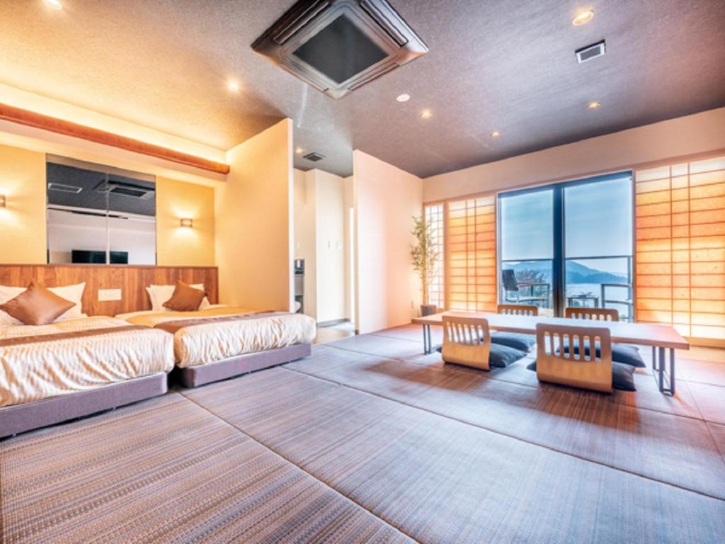 Postel nebo postele na pokoji v ubytování LiVEMAX RESORT Miyahama Ocean View