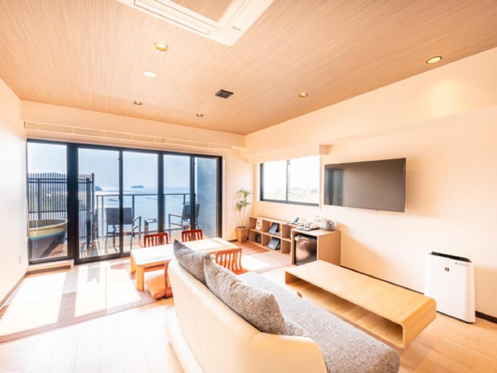 Posezení v ubytování LiVEMAX RESORT Miyahama Ocean View