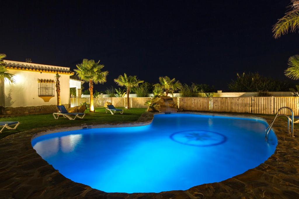 una piscina por la noche con una casa en el fondo en Casas Dibaca by El Palmar en El Palmar