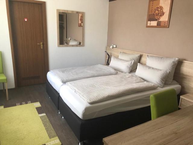 Postel nebo postele na pokoji v ubytování Hotel am Brünnchen