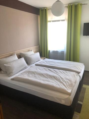 Postel nebo postele na pokoji v ubytování Hotel am Brünnchen