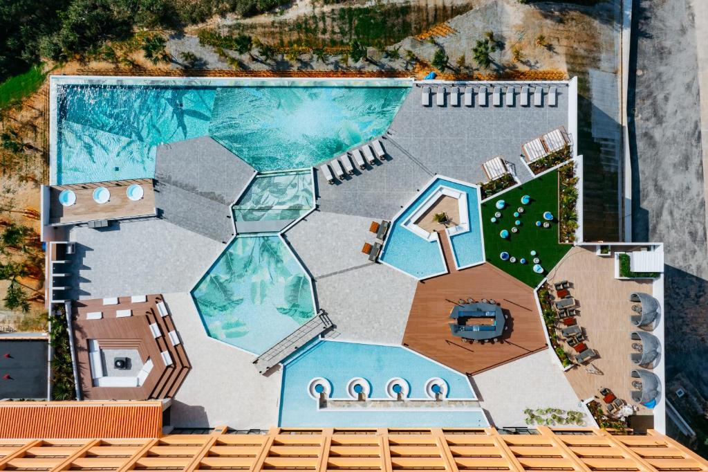 Bazén v ubytování AQUASENSE Hotel & Resort nebo v jeho okolí
