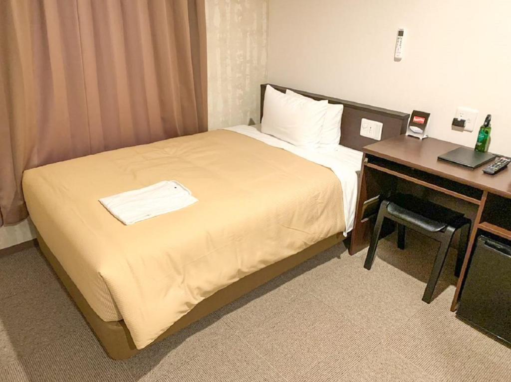 Postel nebo postele na pokoji v ubytování HOTEL LiVEMAX Kyoto Nijojonishi