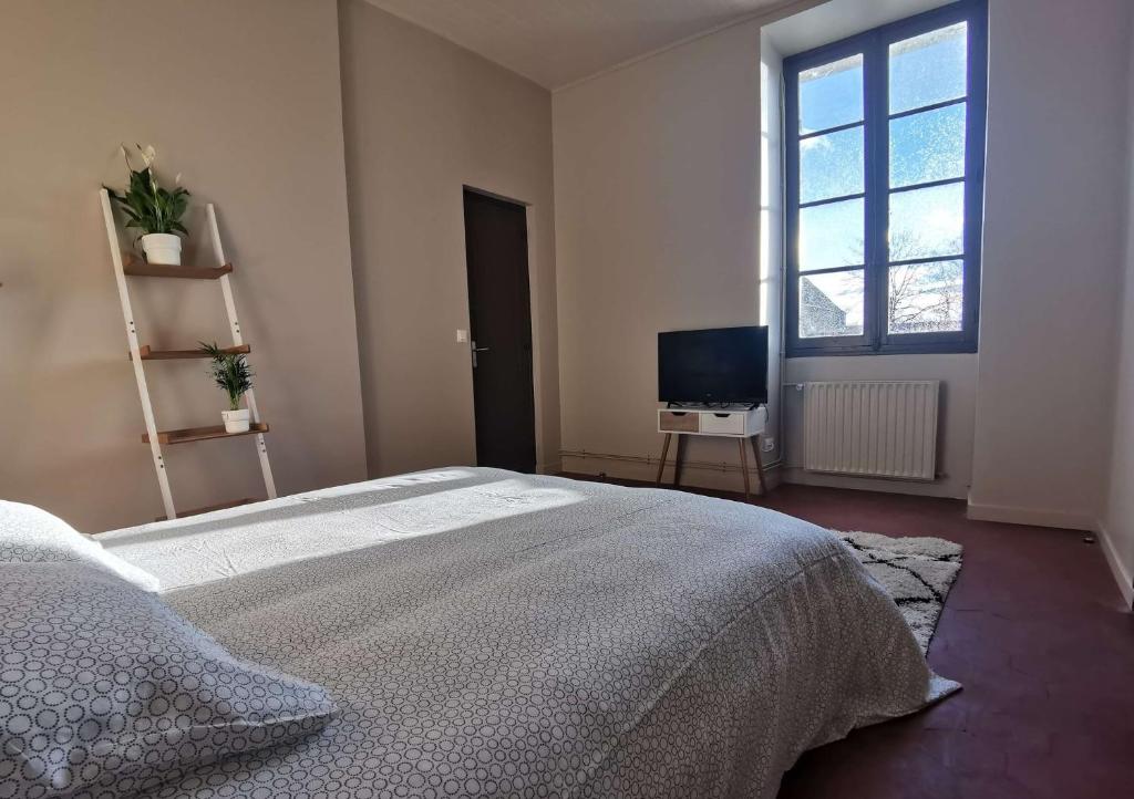 豐特奈特希尼的住宿－Domaine de la Ferme de Jean Grogne，一间卧室配有一张大床和电视