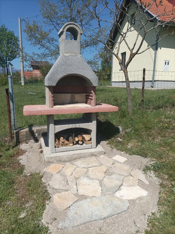 a brick oven with a stoveasteryasteryasteryasteryasteryasteryasteryasteryasteryastery at Lucija in Lovinac