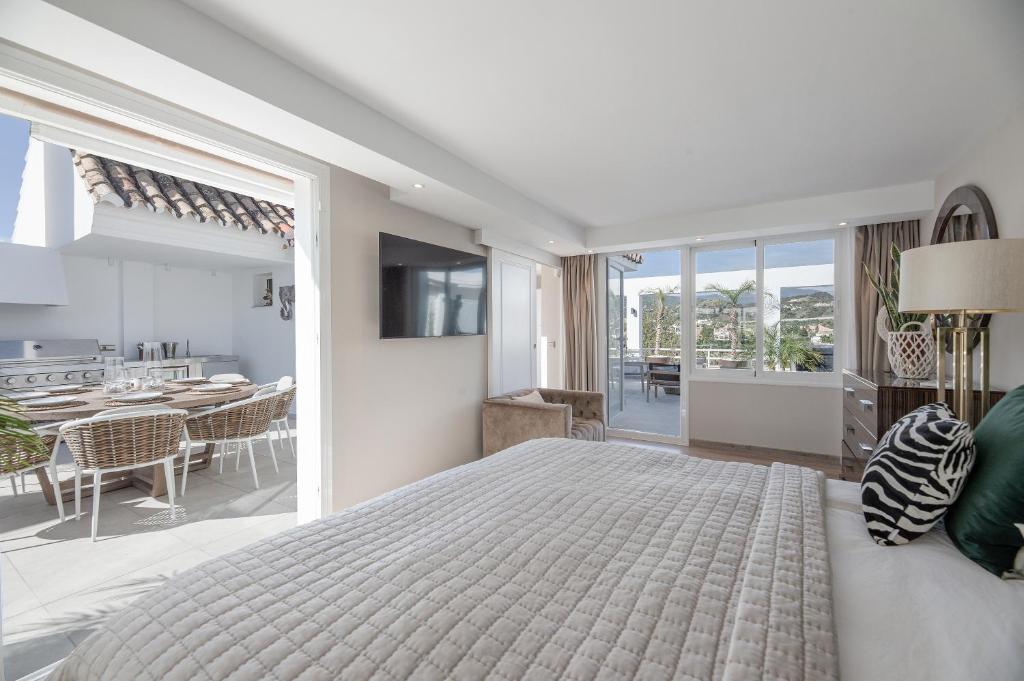 Postel nebo postele na pokoji v ubytování Alcores del Golf, Oustanding luxury penthouse