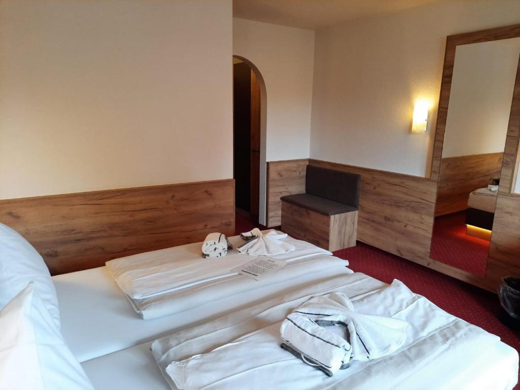 Postel nebo postele na pokoji v ubytování Hotel Haus Krone