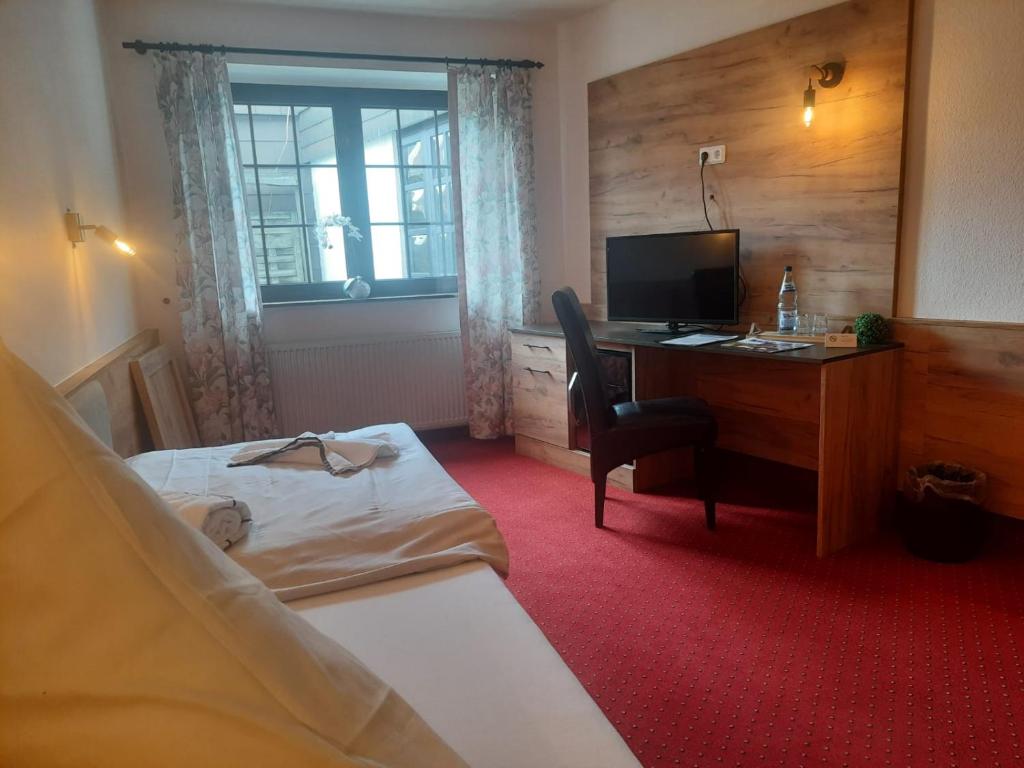 TV a/nebo společenská místnost v ubytování Hotel Haus Krone