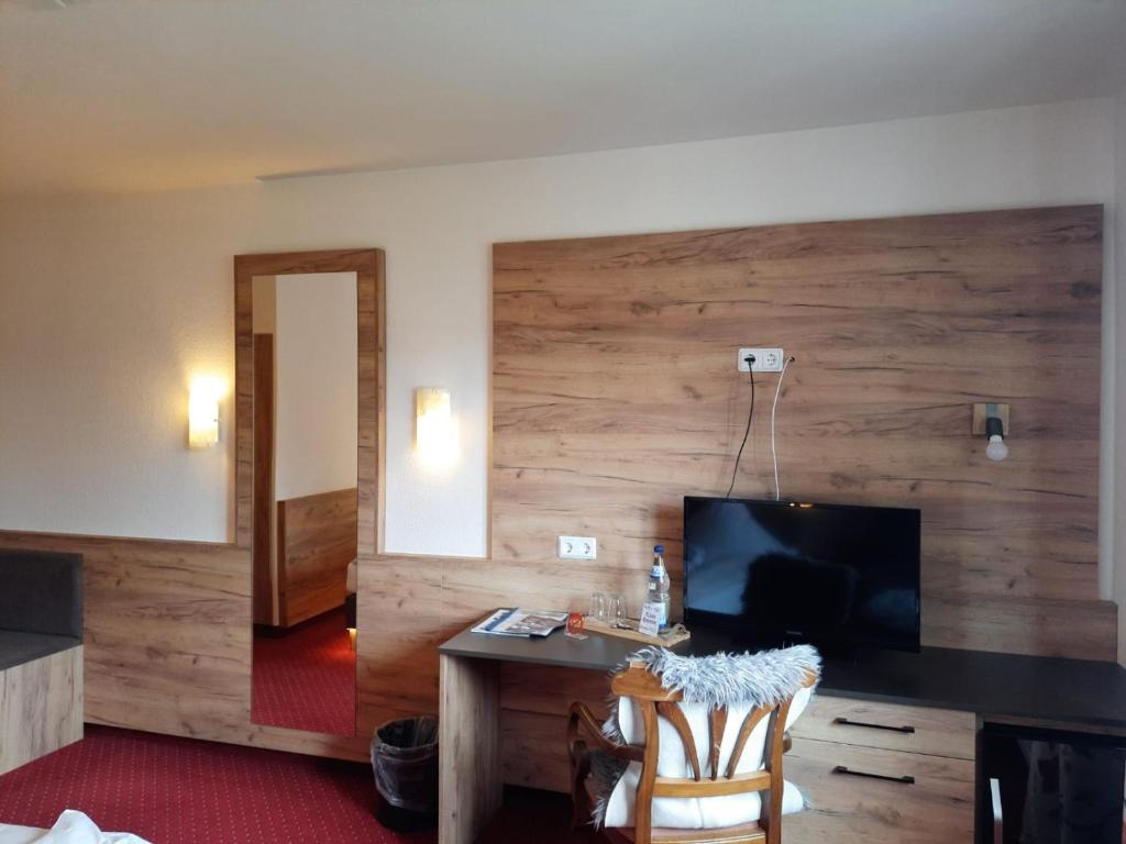 TV a/nebo společenská místnost v ubytování Hotel Haus Krone
