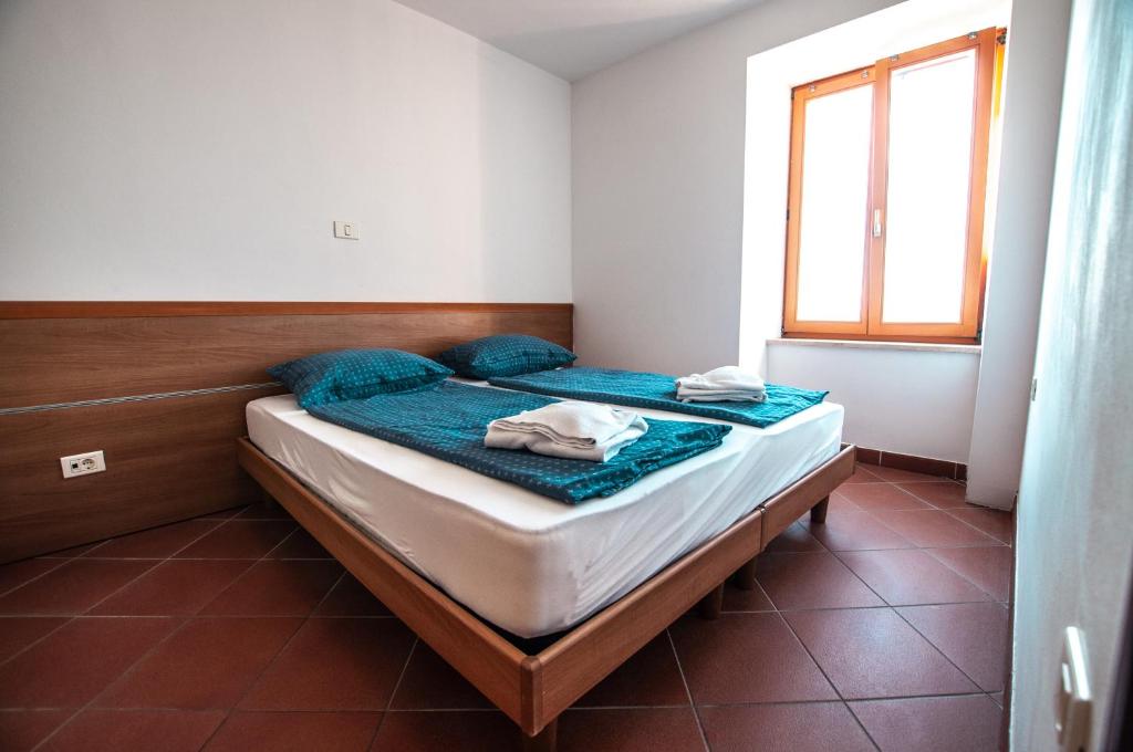 Postel nebo postele na pokoji v ubytování Apartments Punta Piran