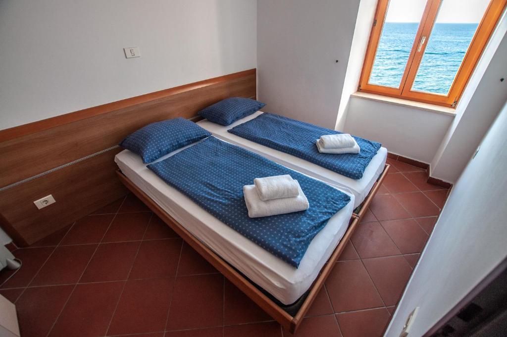Postel nebo postele na pokoji v ubytování Apartments Punta Piran