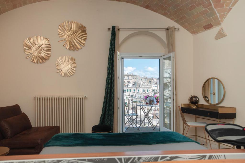 - une chambre avec un lit et une vue sur la ville dans l'établissement Lo Scorcio, casa vacanza nel cuore dei Sassi con vista incantevole con Self check-in, à Matera