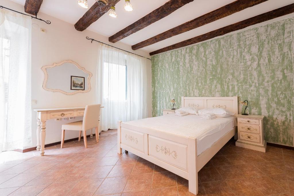 Een bed of bedden in een kamer bij Apartments Leo