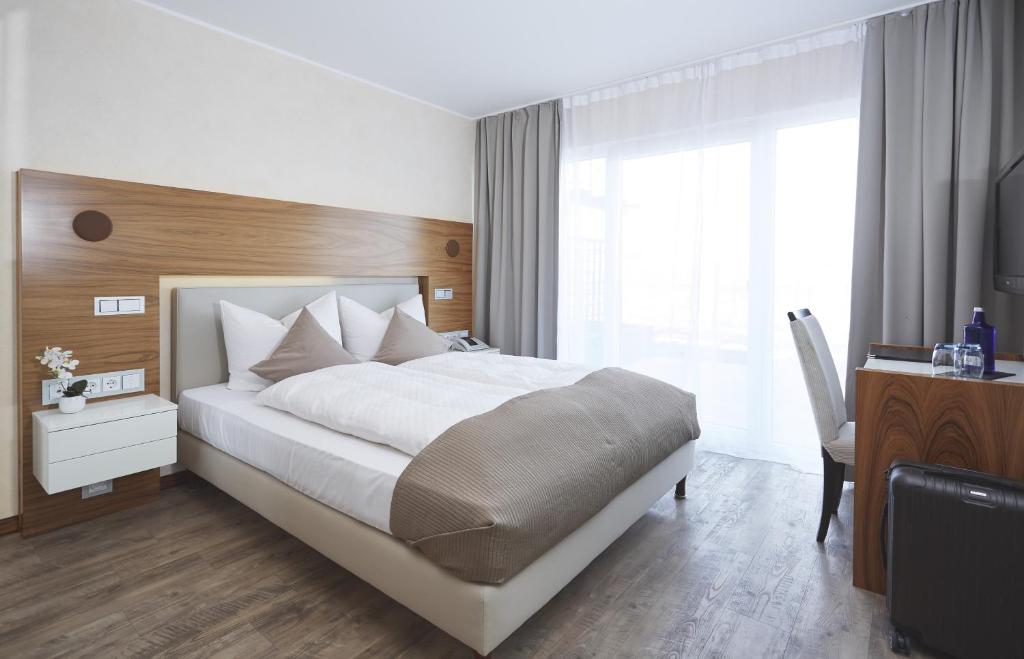 Postel nebo postele na pokoji v ubytování Klüt Hotel