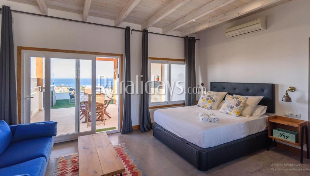 莫切的住宿－Apartamento y Estudio Torre Vigía，一间卧室配有一张床,享有海景