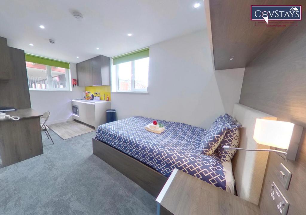 Il comprend une petite chambre avec un lit et une cuisine. dans l'établissement New House - Magnificent Studios in Coventry City Centre, free parking, by COVSTAYS, à Coventry