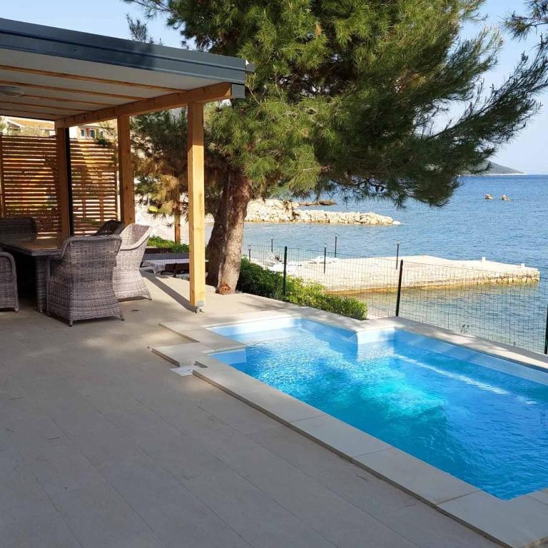 Lavanda Mobile Homes & Villas - 海滩上的豪华泳池移动房屋