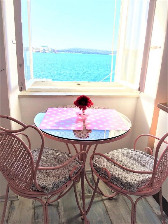 Main Square Apartments with sea view - 8