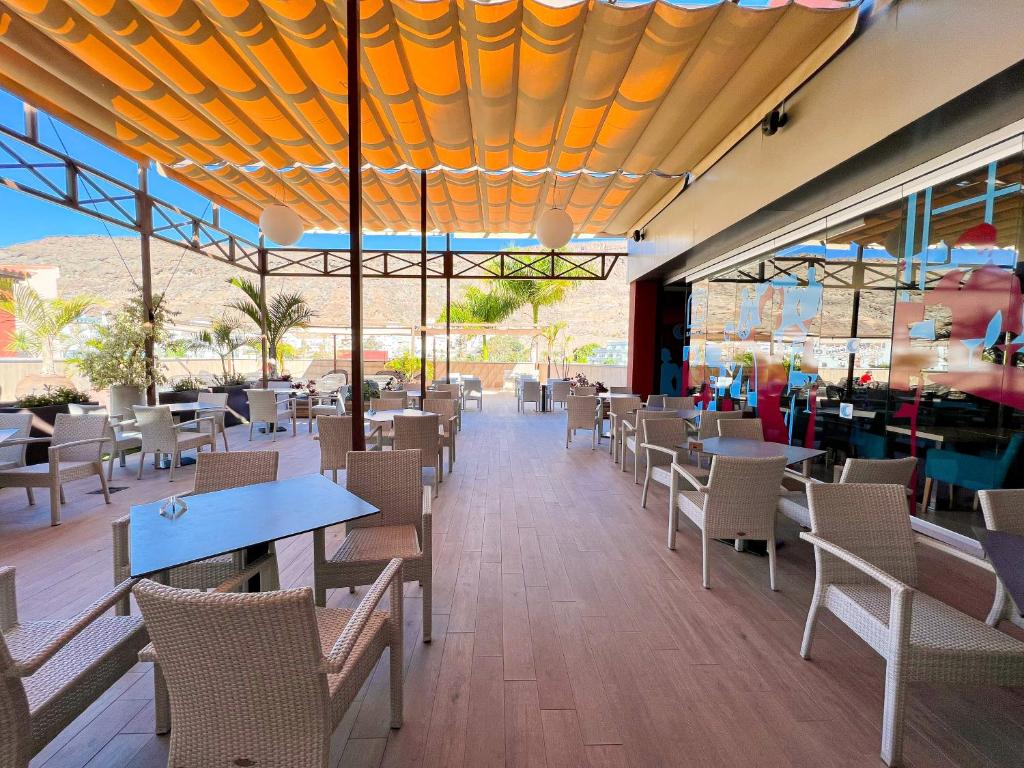A restaurant or other place to eat at Apartamentos Cordial Mogán Valle