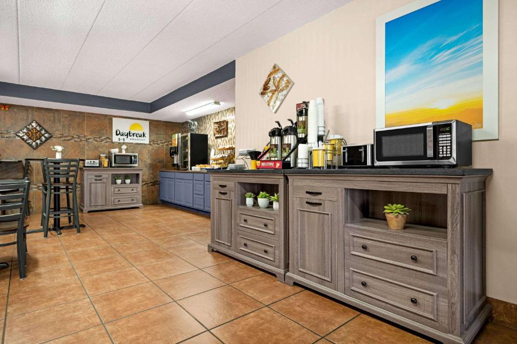 Days Inn by Wyndham Fort Collins photo
