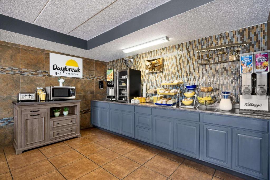 Days Inn by Wyndham Fort Collins photo