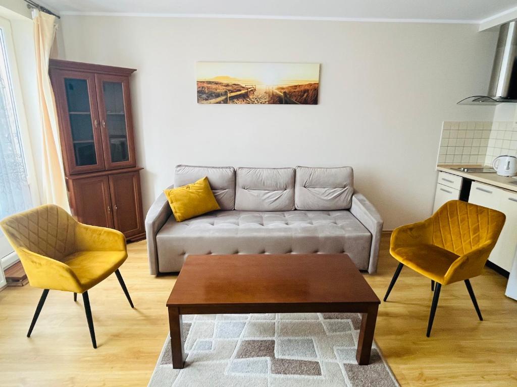 a living room with a couch and two chairs at Apartament Słoneczny Willa Perla 100m od morza in Gdańsk
