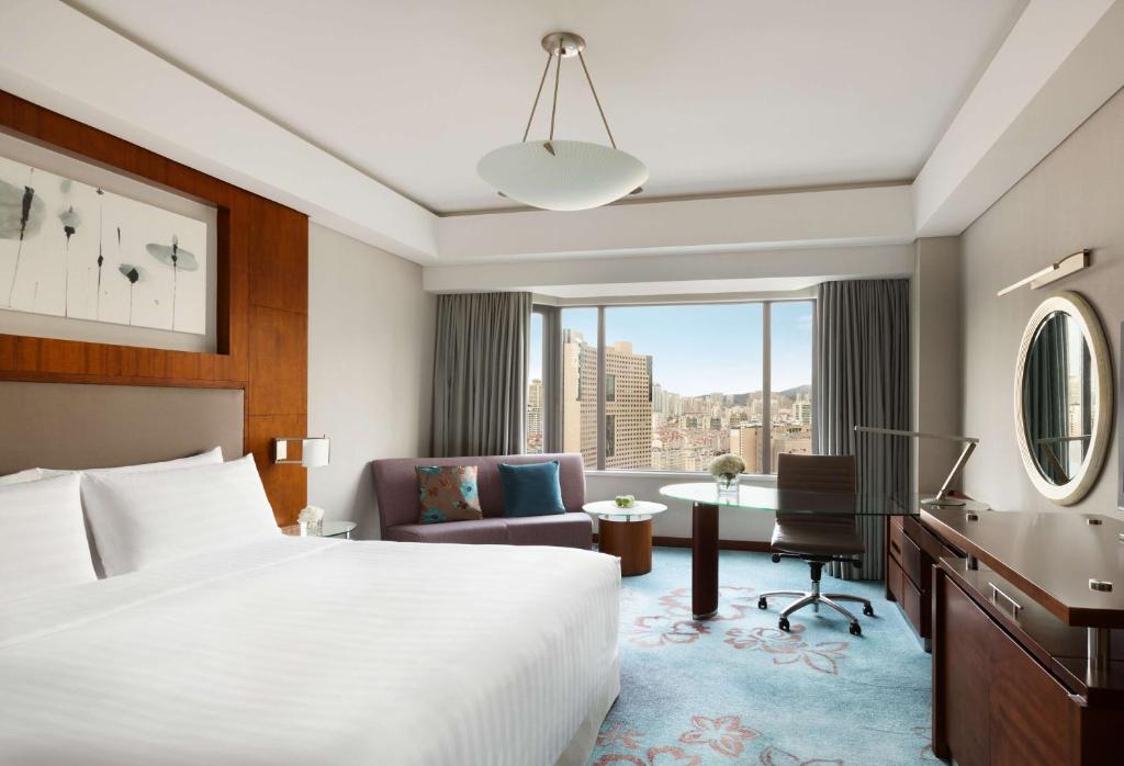 Shangri-La Qingdao - May Fourth Square - Deluxe King Room - Stadtflügel