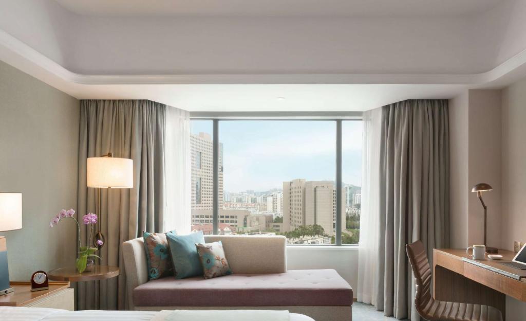 Shangri-La Qingdao - May Fourth Square - Deluxe Grand King Room - Stadtflügel