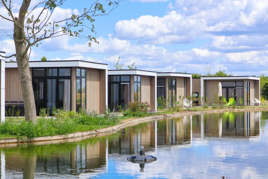 een rij modulaire huizen naast een rivier bij EuroParcs Marina Strandbad in Olburgen