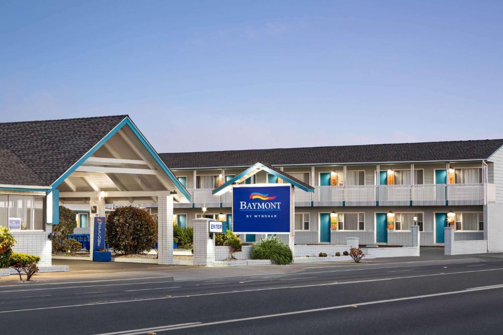 ein Rendezvous eines Brampton Inn in der Unterkunft Baymont by Wyndham Fort Bragg in Fort Bragg