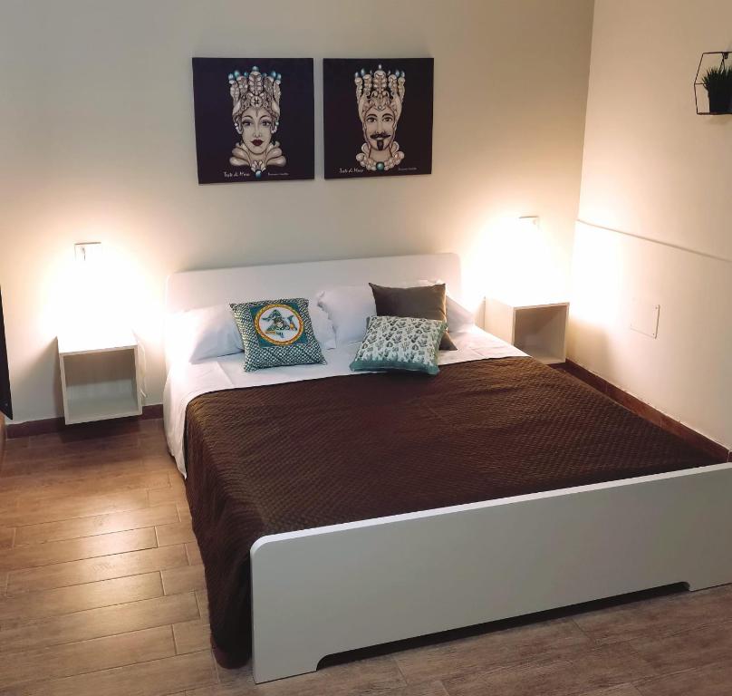 Postel nebo postele na pokoji v ubytování A due passi dal centro Sweet Rooms