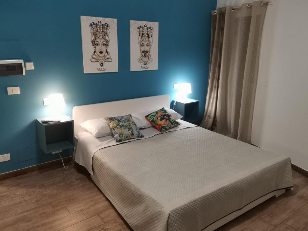 Postel nebo postele na pokoji v ubytování A due passi dal centro Sweet Rooms