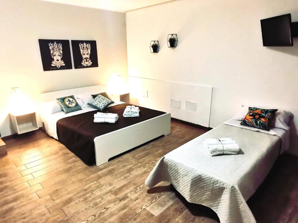 Postel nebo postele na pokoji v ubytování A due passi dal centro Sweet Rooms