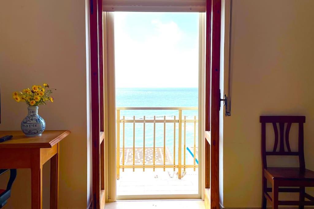 ガリポリにあるPanoramico Appartamento Lido Conchiglieの海の景色を望むバルコニーへのドア