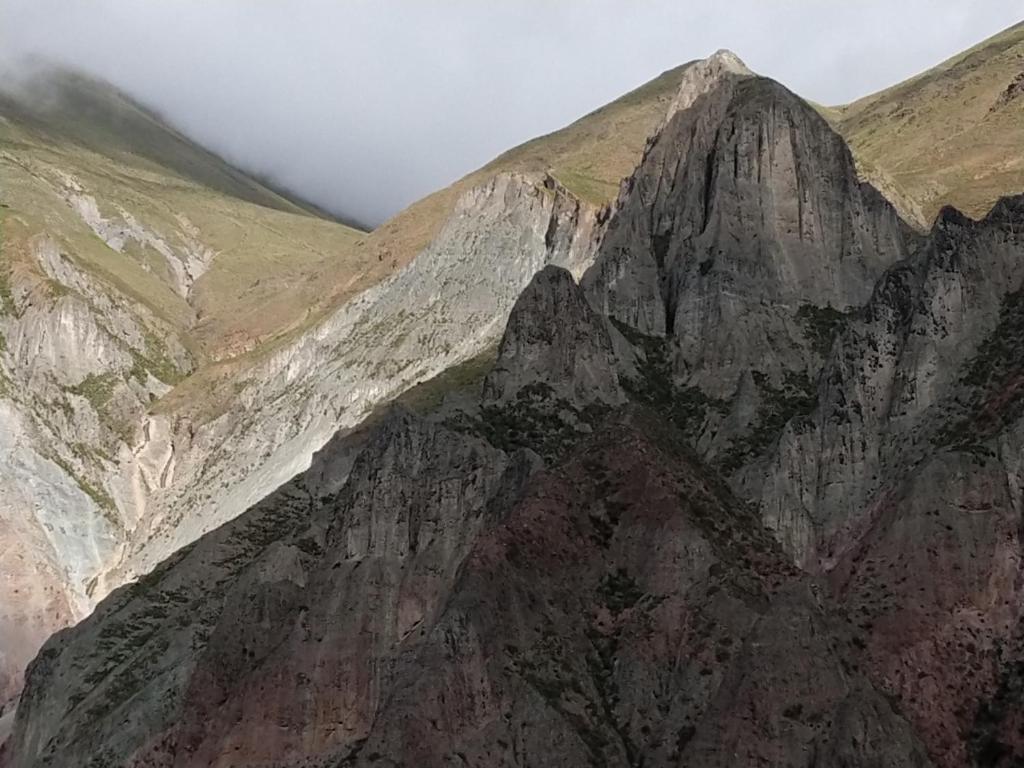 een luchtzicht op een bergketen met wolken bij EL HOSTELITO in Iruya