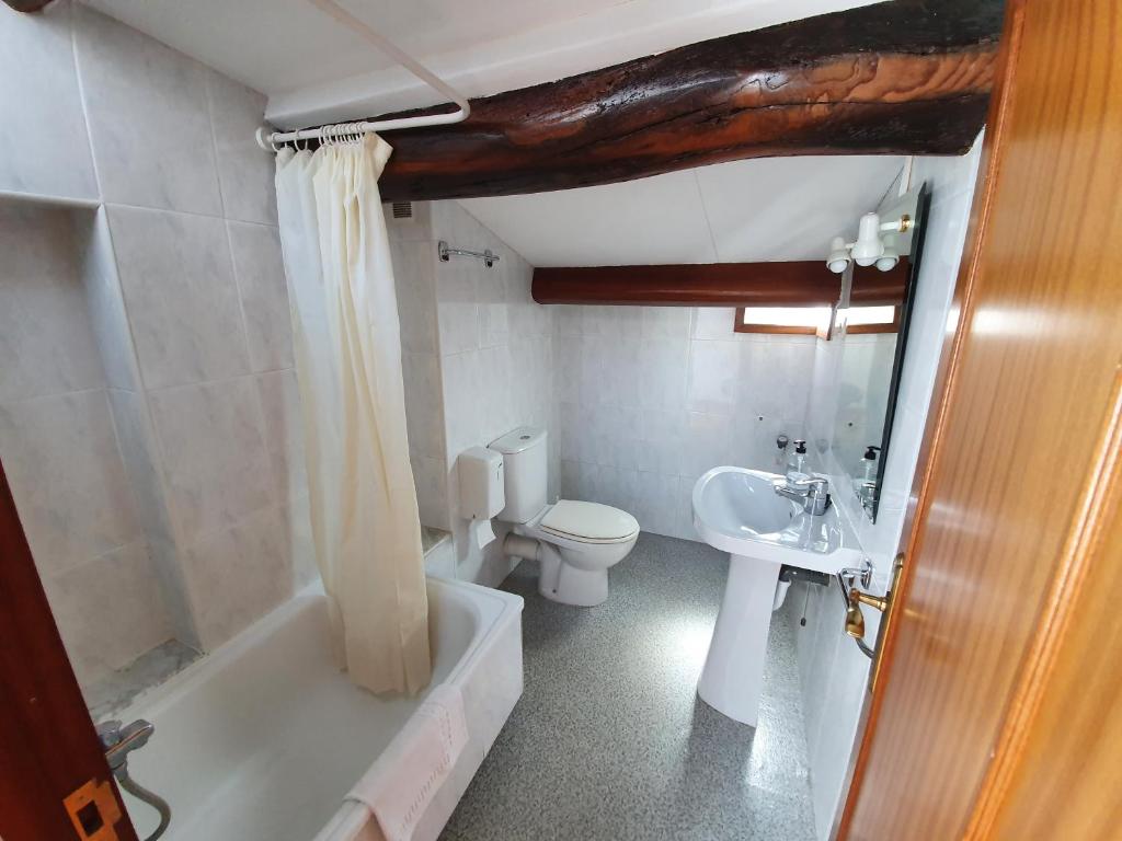 A bathroom at Hostal Giadás