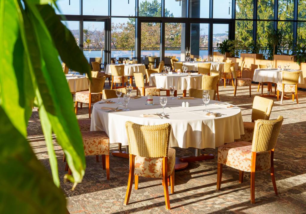 Reštaurácia alebo iné gastronomické zariadenie v ubytovaní Hotel Mrągowo Resort&Spa