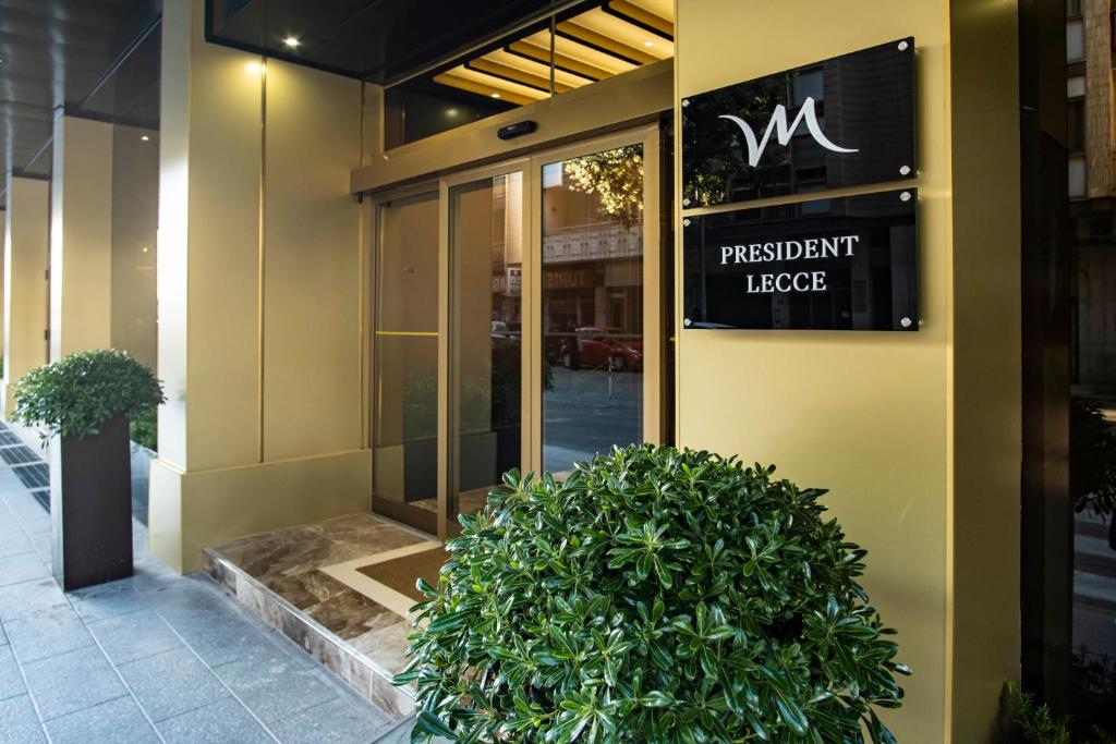 un bâtiment avec un panneau à l'avant dans l'établissement Mercure Hotel President Lecce, à Lecce