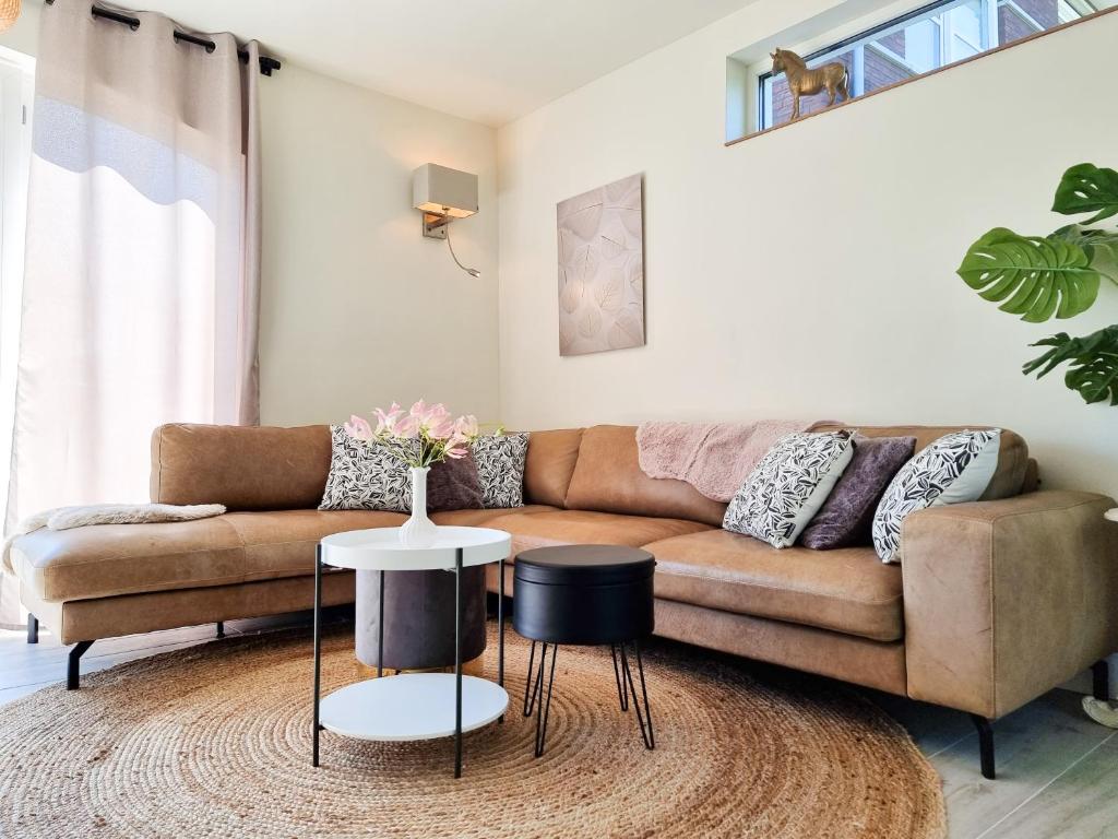ein Wohnzimmer mit einem Sofa und einem Tisch in der Unterkunft Vakantiewoning De kleine Vos MB02 in Middelburg