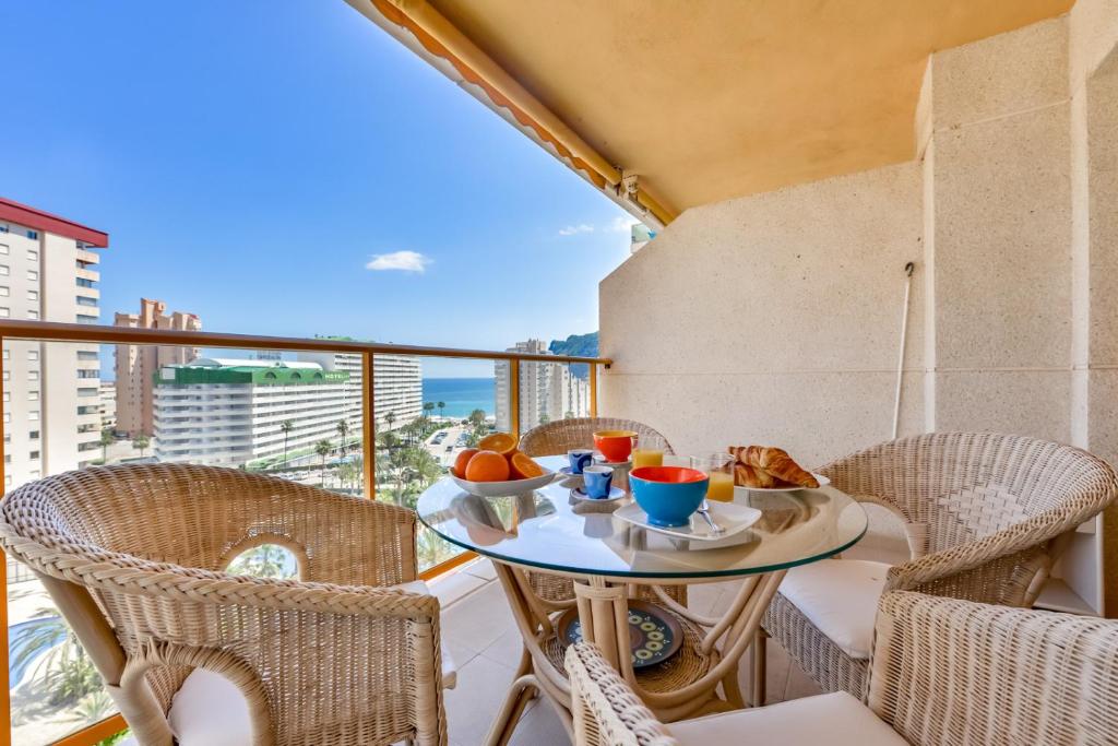 balcón con mesa, sillas y vistas en Apartamentos Ambar Beach (1-8º-B), en Calpe