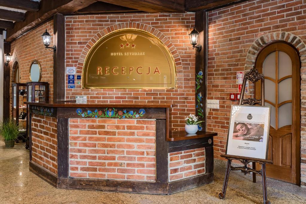 a brick wall with a sign that reads regrecaza at Hotel Szymbark in Szymbark