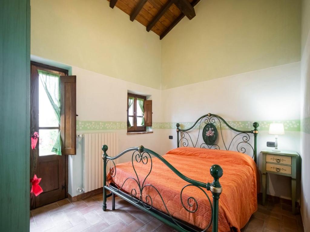 Łóżko lub łóżka w pokoju w obiekcie Farmhouse in Città di Castello with Pool