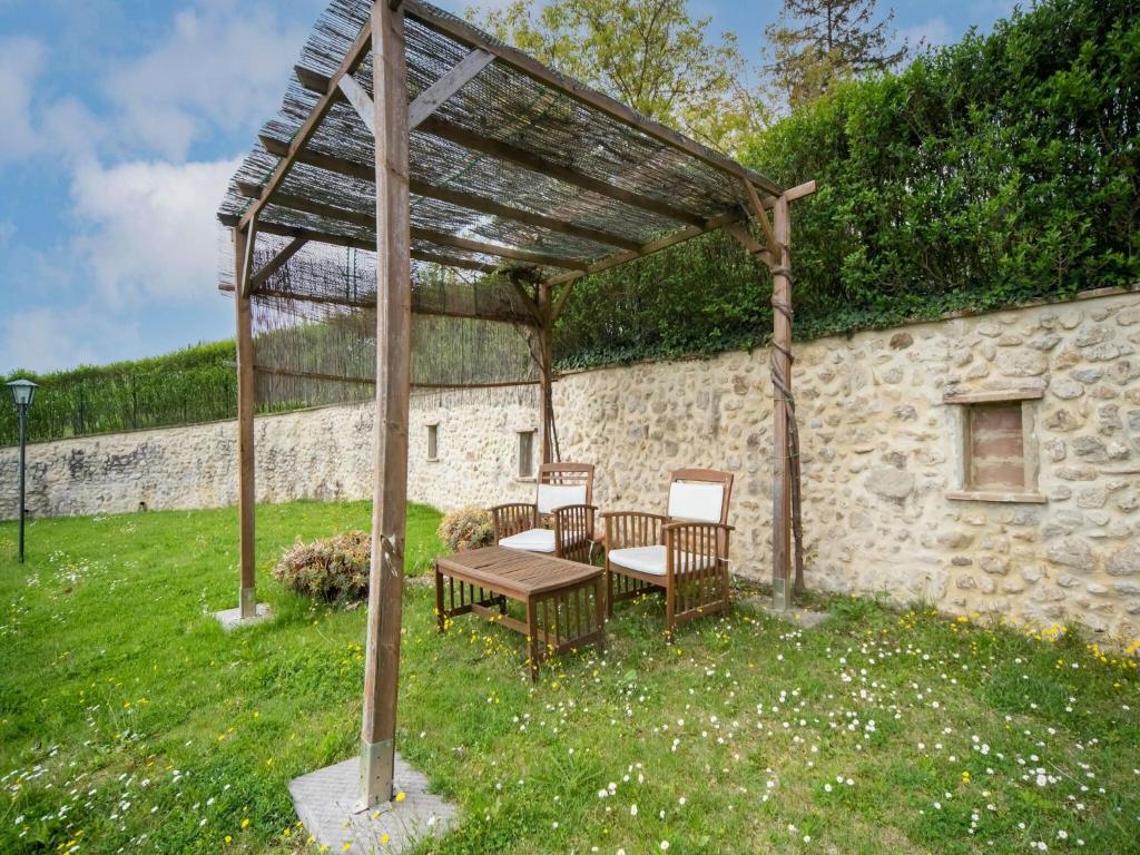 Ogród w obiekcie Farmhouse in Città di Castello with Pool