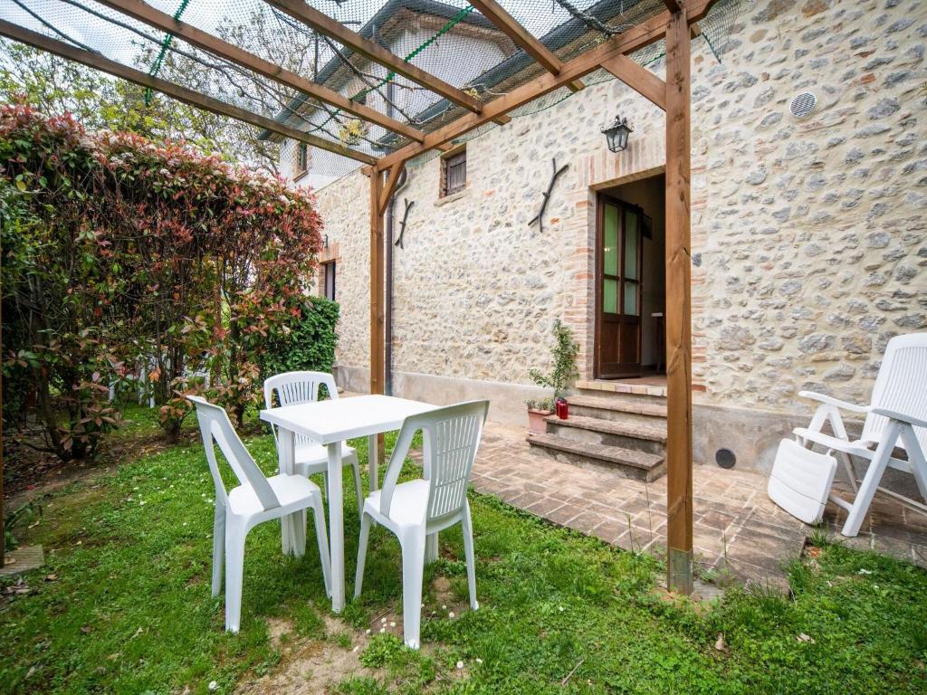 Ogród w obiekcie Farmhouse in Città di Castello with Pool