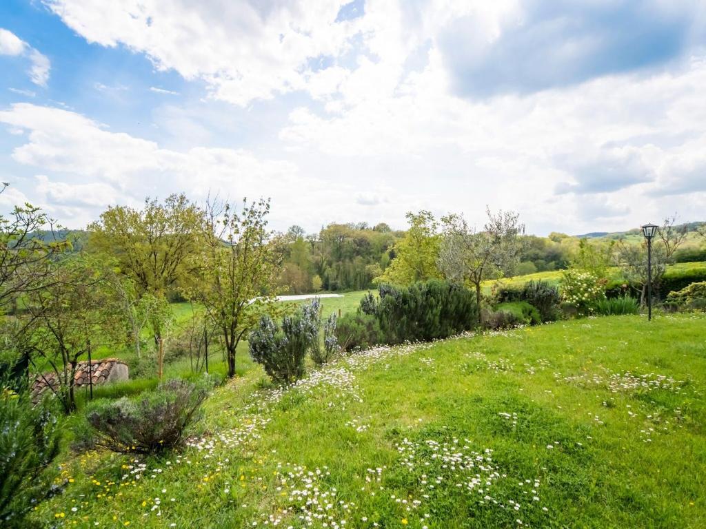 Ogród w obiekcie Farmhouse in Città di Castello with Pool